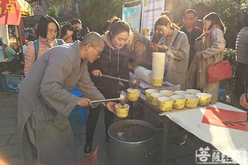佛教-云南省佛教协会举办走进社区  施粥纳福活动