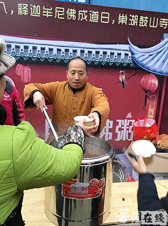 佛教-巢湖鼓山寺腊八施粥 市民大众共品腊八佛粥