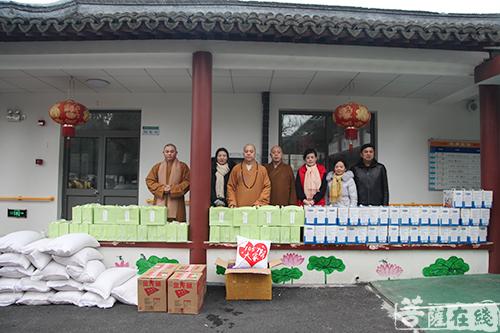 慈善-情暖腊八 上海洪福寺举行施粥慈善公益活动