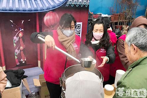 佛教-巢湖鼓山寺腊八施粥 市民大众共品腊八佛粥