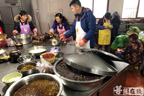 佛教-重庆龙凤寺今朝佛粥交相馈 同庆丁酉腊八节