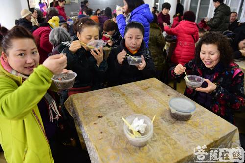 佛教-重庆龙凤寺今朝佛粥交相馈 同庆丁酉腊八节