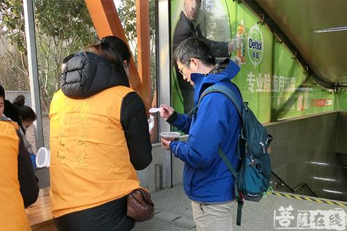 腊八节-佛粥相馈 缘满人间——上海宝山区各寺院开展腊八施粥活动
