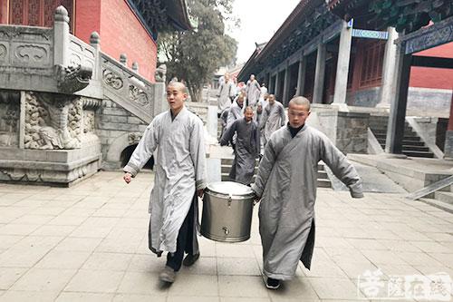 少林寺广施福粥 感恩众生回报社会利乐有情