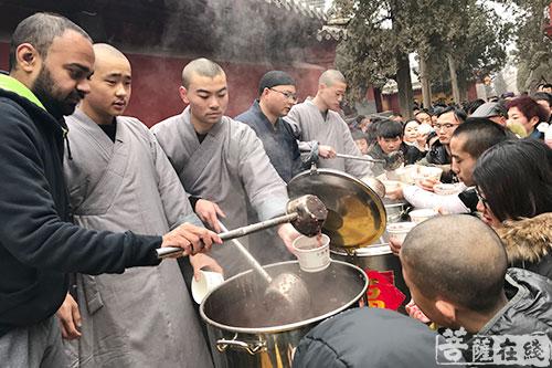 少林寺广施福粥 感恩众生回报社会利乐有情