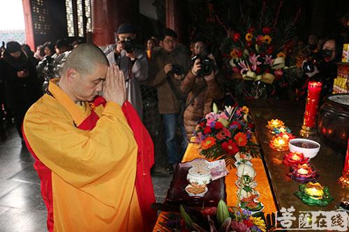 少林寺广施福粥 感恩众生回报社会利乐有情