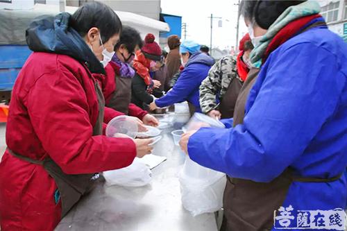 巢湖相隐寺重光后首次腊八节施粥圆满