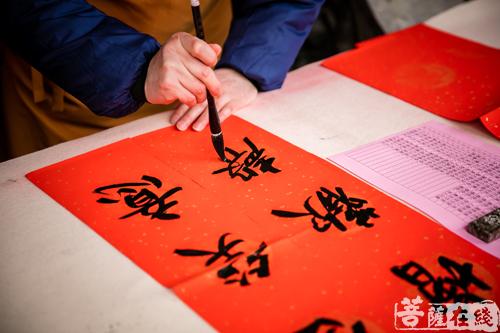 送福到万家 上海玉佛禅寺法师为市民题写春联