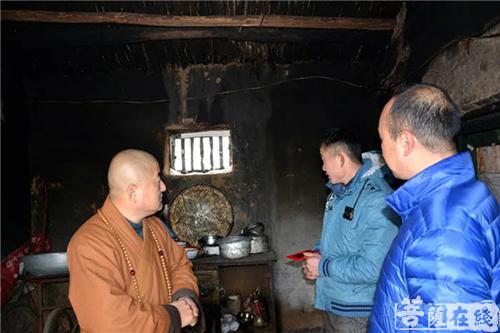 佛教-青岛石门寺住持法航法师一行走访慰问周边特困户