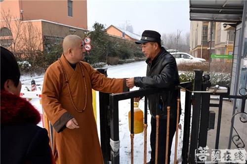 佛教-青岛石门寺住持法航法师一行走访慰问周边特困户