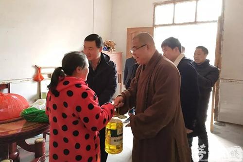 佛教-宜春市佛教协会前往袁州区进行春节送温暖活动