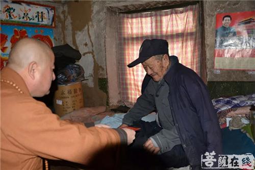 佛教-青岛石门寺住持法航法师一行走访慰问周边特困户