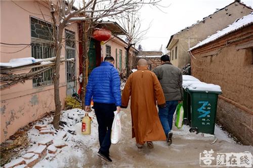 佛教-青岛石门寺住持法航法师一行走访慰问周边特困户