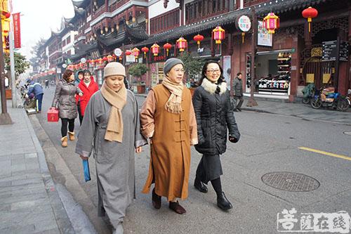 佛教-定慧法师带领班子成员赴豫园街道进行春节慰问