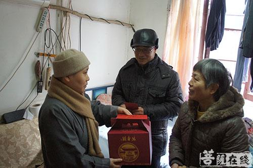 佛教-定慧法师带领班子成员赴豫园街道进行春节慰问