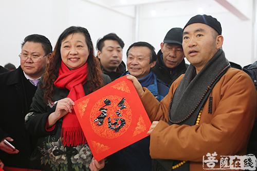 零距离-50名书法家共聚宁国禅寺 零距离为信众送“福”
