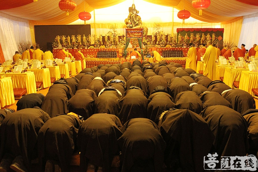 顶礼三拜(图片来源:菩萨在线 摄影:妙蒙)