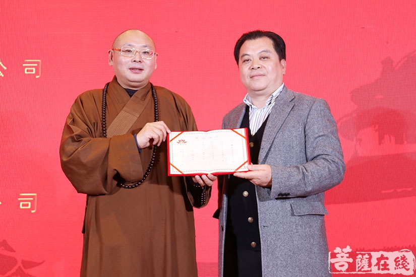 慧莲法师向蒋银华颁发证书(图片来源:菩萨在线 摄影:妙月)