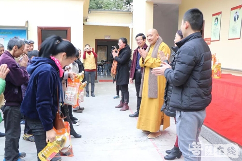 梵天寺-梵天寺开展“迎新春送温暖”慈善慰问活动