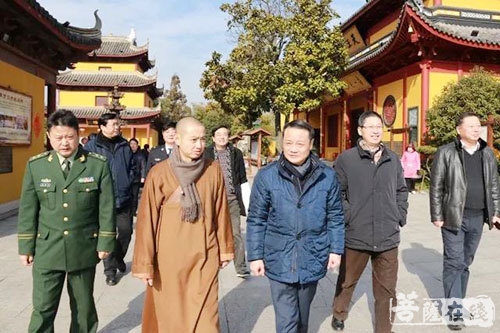 崇明-崇明区政协主席邹明一行赴寿安寺考察调研