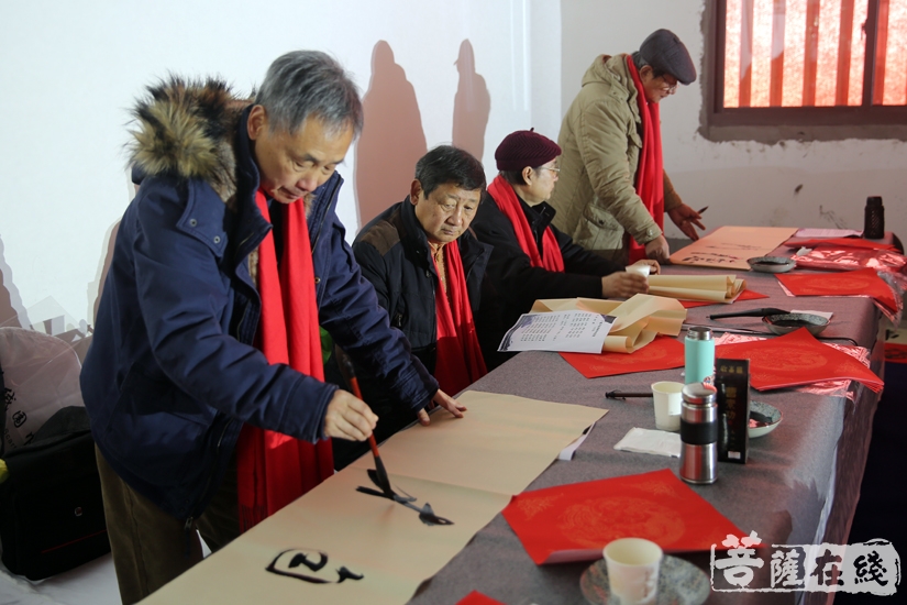 书法家陈玉虎为众人书写新春祝福(图片来源:菩萨在线 摄影:妙音)