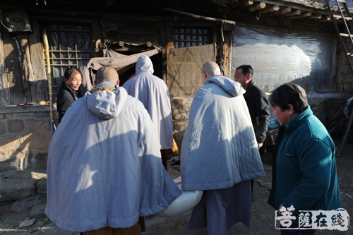 佛教-葫芦岛市佛教协会深入乡村慰问困难群众