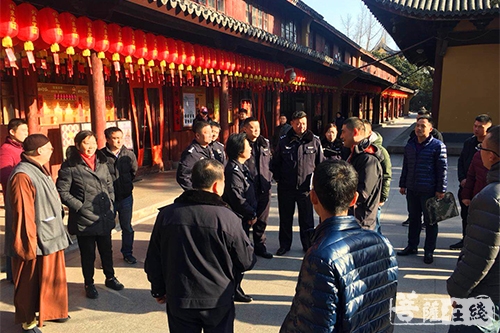 春节-上海龙华古寺进行安全检查迎春节