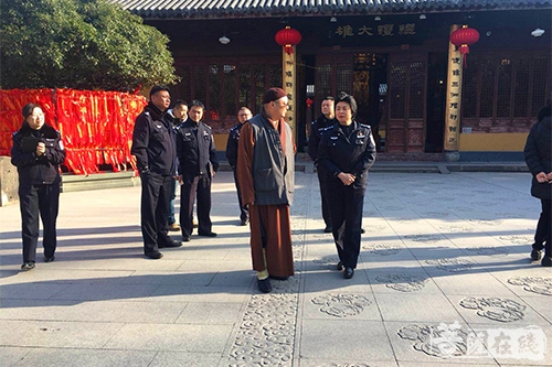 春节-上海龙华古寺进行安全检查迎春节