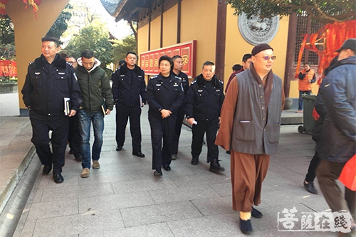 春节-上海龙华古寺进行安全检查迎春节