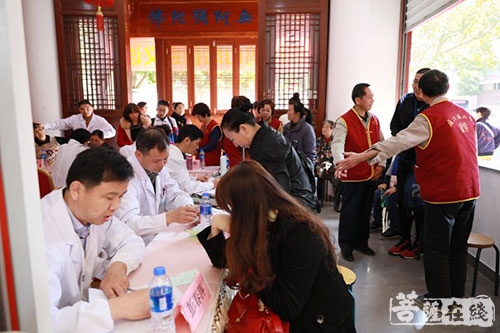 慈善-厦门鸿山寺慈善会组织义诊 市民点赞“真值得”