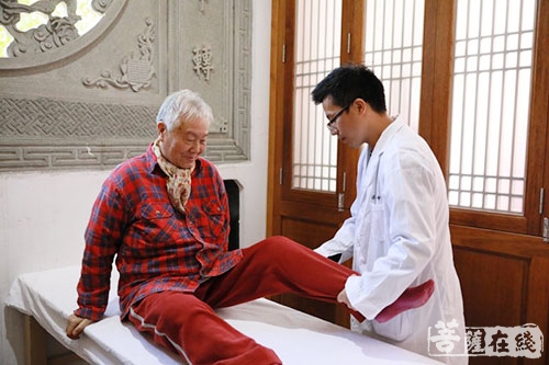 慈善-厦门鸿山寺慈善会组织义诊 市民点赞“真值得”