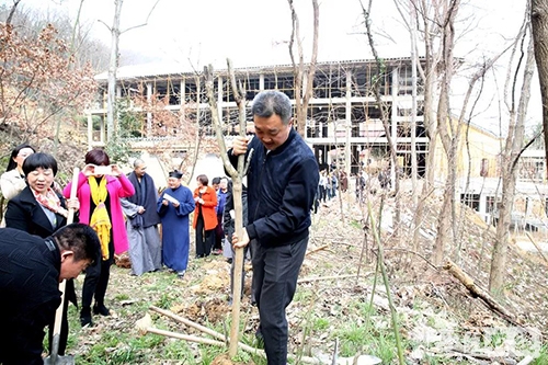 时政-湖北相国寺开展“义务植树·建设生态寺观”活动