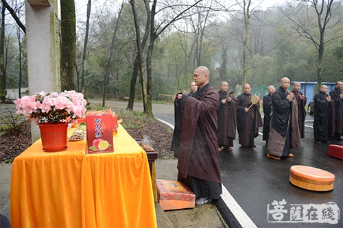佛教-常州市佛教协会会长廓尘大和尚率众赴磬山祭拜祖师大德