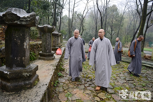 佛教-常州市佛教协会会长廓尘大和尚率众赴磬山祭拜祖师大德