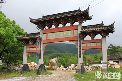 佛教-常州市佛教协会会长廓尘大和尚率众赴磬山祭拜祖师大德