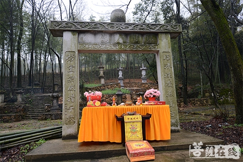 佛教-常州市佛教协会会长廓尘大和尚率众赴磬山祭拜祖师大德