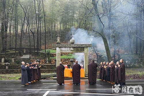 佛教-常州市佛教协会会长廓尘大和尚率众赴磬山祭拜祖师大德