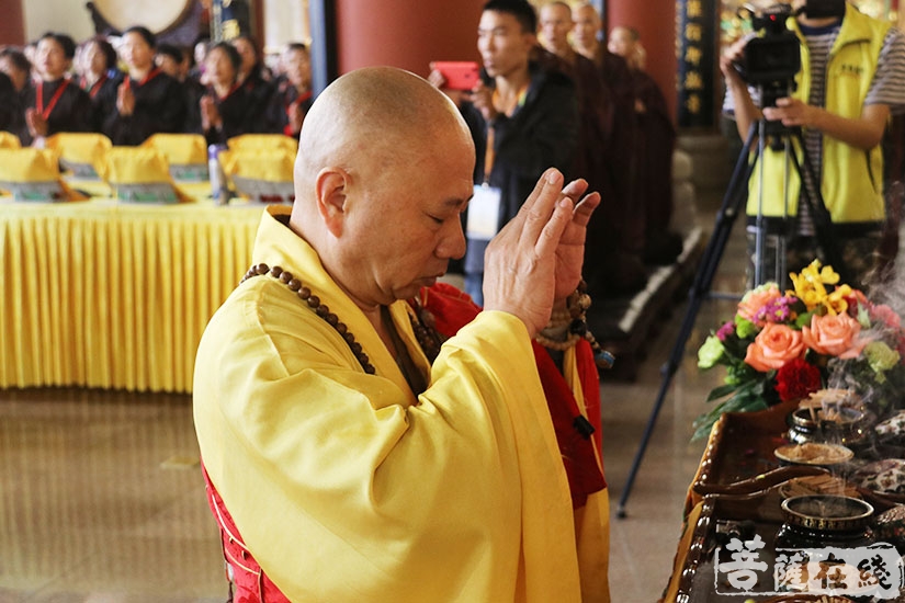 明生大和尚拈香主法(图片来源:菩萨在线 摄影:妙月)