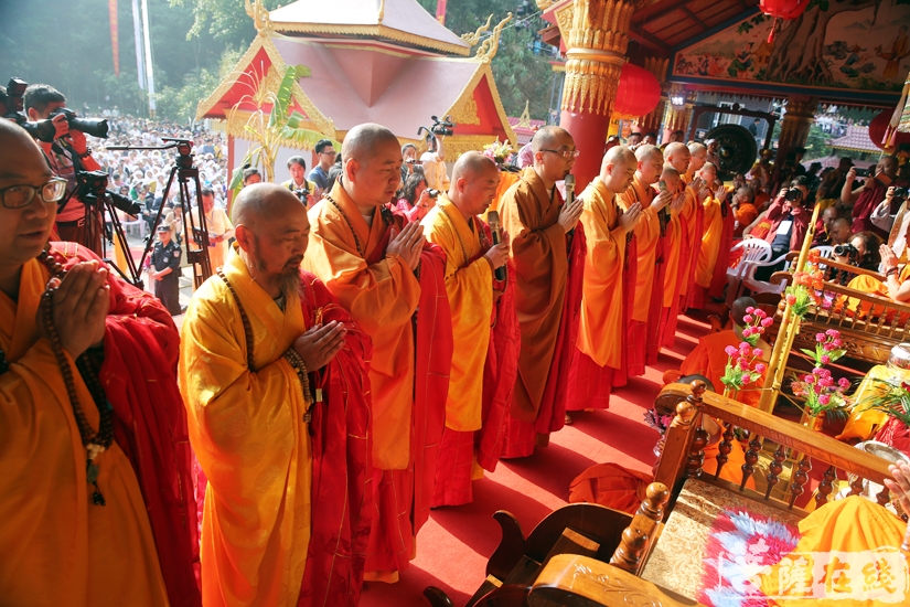 汉传佛教法师诵经祈福(图片来源:菩萨在线 摄影:妙雨)