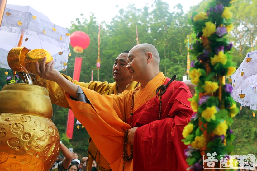 宗性法师,东宝·仲巴呼图克图活佛添加沐浴圣水(图片来源:菩萨在线