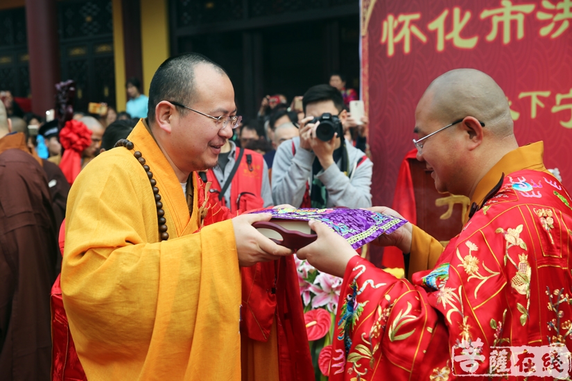 湖南省佛教协会副秘书长,望城洗心禅寺方丈悟圣法师授经藏(图片来源