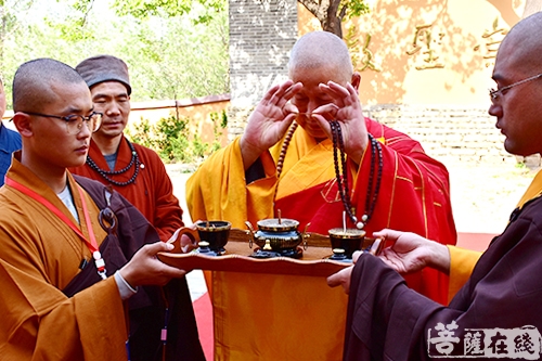 心广大和尚于山门前拈香