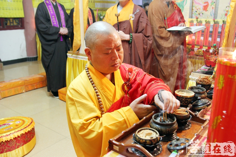 净明法师拈香(图片来源:菩萨在线 摄影:妙文)