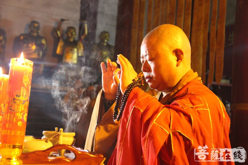净明法师拈香(图片来源:菩萨在线 摄影:妙文)