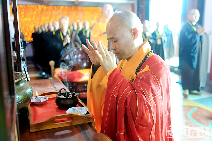 宗学法师拈香(图片来源:菩萨在线 摄影:妙静)