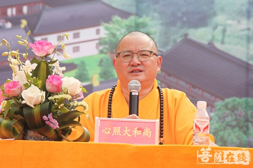 心照大和尚代表贵州省佛教协会,对隆吉法师表示祝贺(图片来源:菩萨