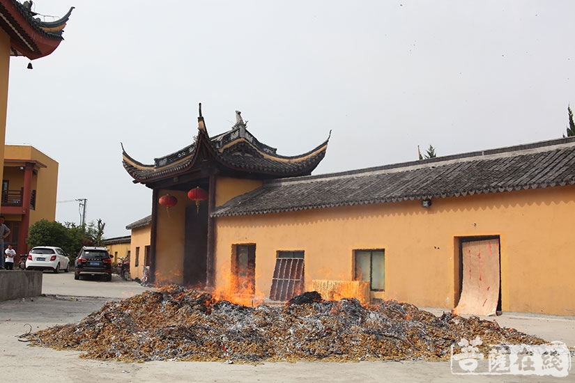 西方法船驶向净土世界(图片来源:菩萨在线 摄影:慧空)