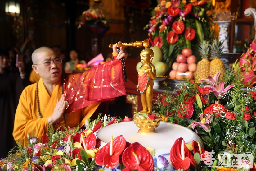定慧法师为太子像香汤沐浴(图片来源:菩萨在线 摄影:妙雨)