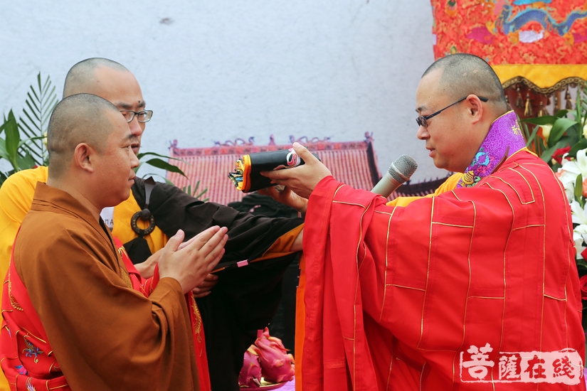 江苏省佛教协会副会长,能仁寺方丈曙正法师送卧具(图片来源:菩萨在线