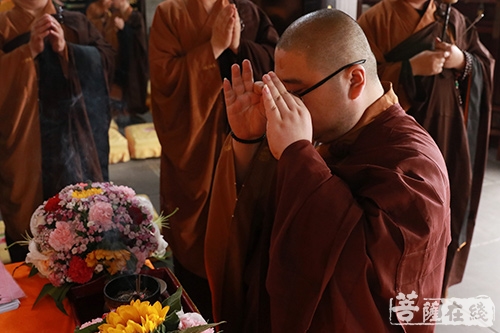 德印法师拈香